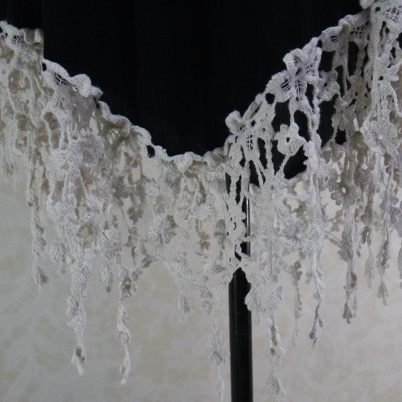 J&M Clothing Co Black Flowy White Crochet Trim Tunic Blouse - Picture 4 of 10